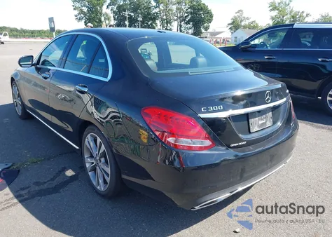 2018 Mercedes-Benz C 300 4Matic z USA, uszkodzony, nr VIN 55SWF4KB8JU279360